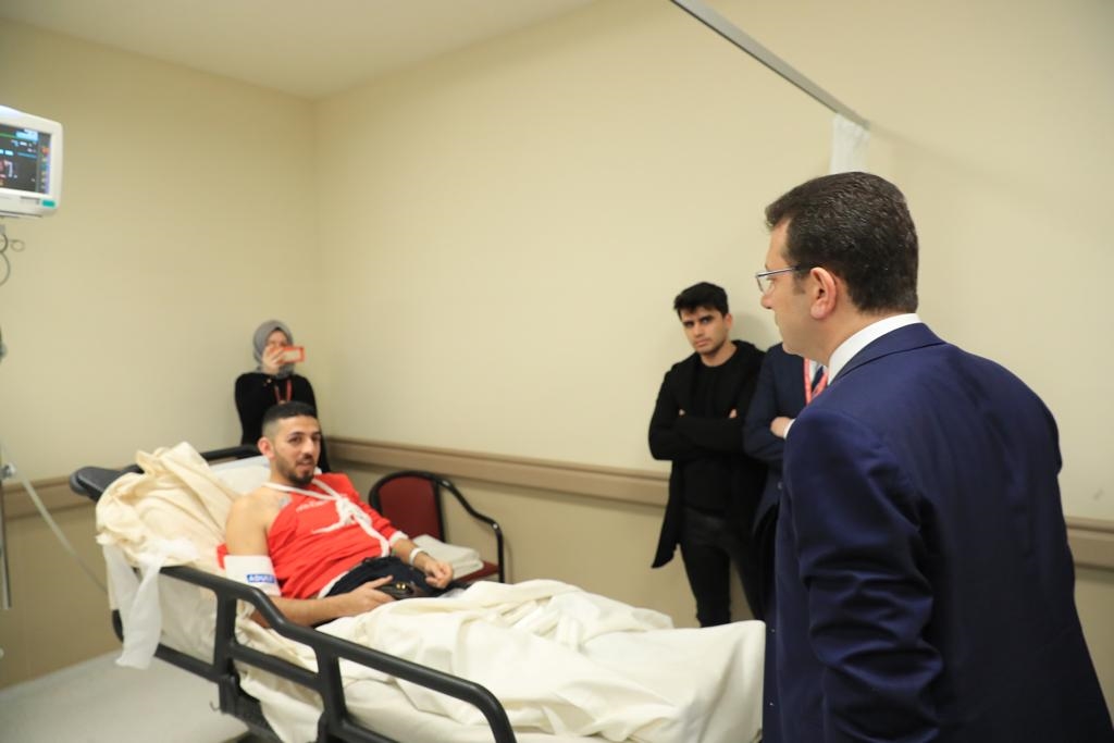 İBB BAŞKANI İMAMOĞLU’NDAN KAZAZEDELERE “GEÇMİŞ OLSUN” ZİYARETİ