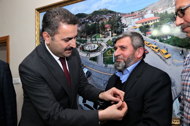 BAŞKAN EROĞLU, YOLCULARI İÇİN DUA EDEN ACAR’I ÖDÜLLENDİRDİ