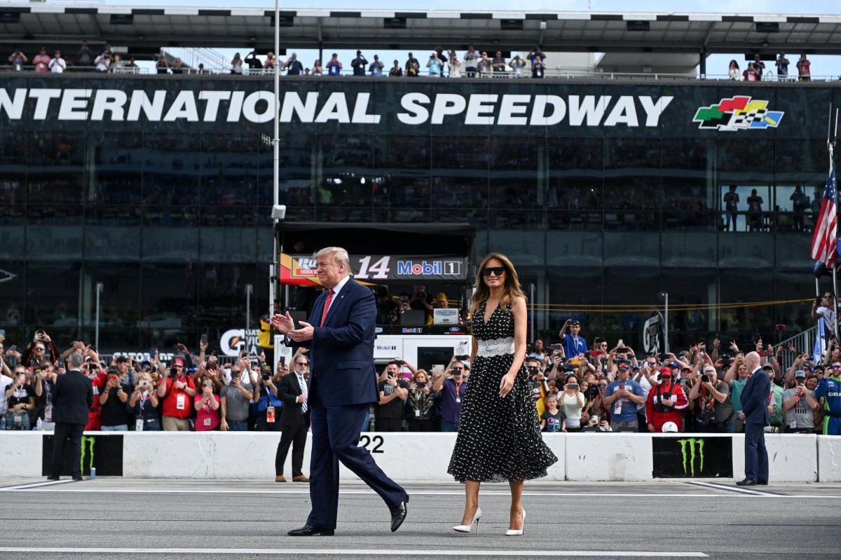 ABD Başkanı Trump Daytona 500 yarışlarının startını verdi