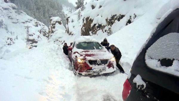 Artvin’de çığ düştü! Belediye Başkanının zor anları…