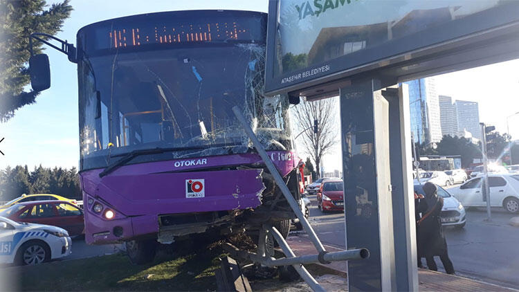 Ataşehir’de feci kaza! Reklam panosuna çarptı, havada asılı kaldı