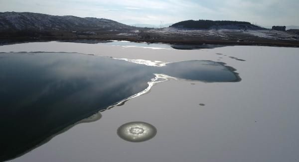 Buz tutan Hafik Gölü’nden seyirlik manzaralar