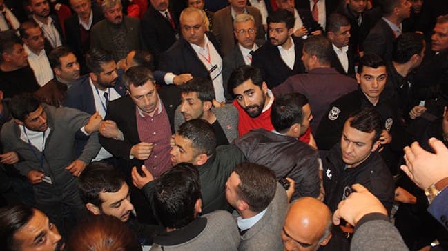 CHP kongresinde gergin anlar