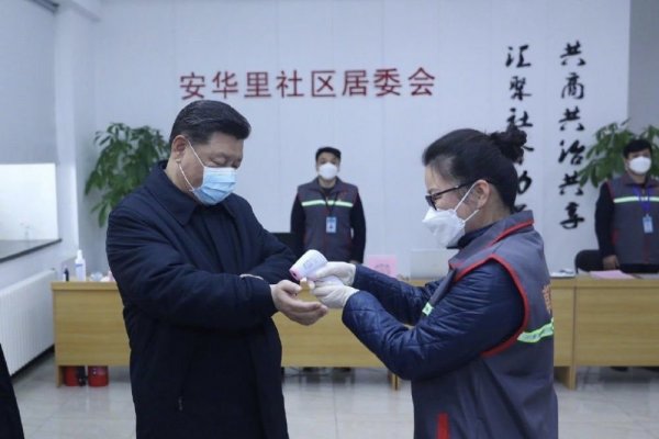 Çin Devlet Başkanı maske takıp sokağa indi