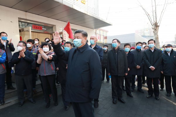Çin Devlet Başkanı maske takıp sokağa indi