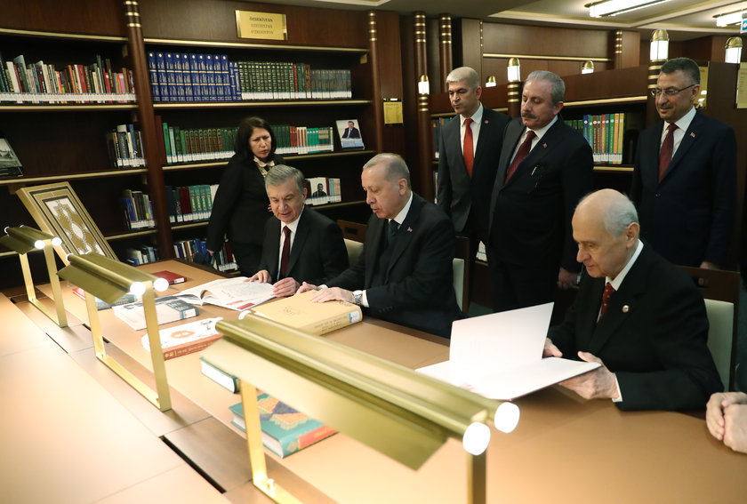 

<p>Cumhurbaşkanı Erdoğan, açılışın ardından Özbekistan Cumhurbaşkanı Mirziyoyev, TBMM Başkanı Mustafa Şentop ve MHP Genel Başkanı Devlet Bahçeli ile kütüphaneyi gezdi. 
<p>“><i class=