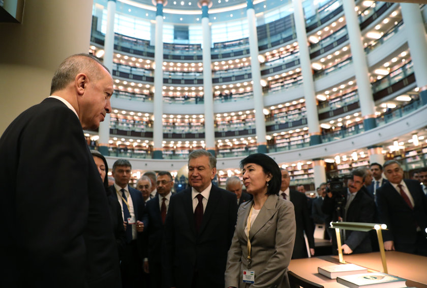 

<p>Türkiye Cumhurbaşkanı Recep Tayyip Erdoğan ve Özbekistan Cumhurbaşkanı Şevket Mirziyoyev Cumhurbaşkanlığı Külliyesi’ndeki Millet Kütüphanesi’nin açılış törenine katıldı.
<p>“><i class=