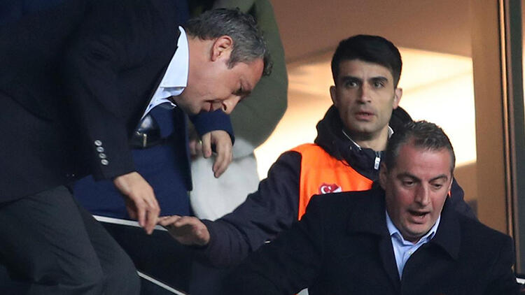Derbide olay görüntü! Ali Koç tribünden atladı… İşte ilk görüntüler