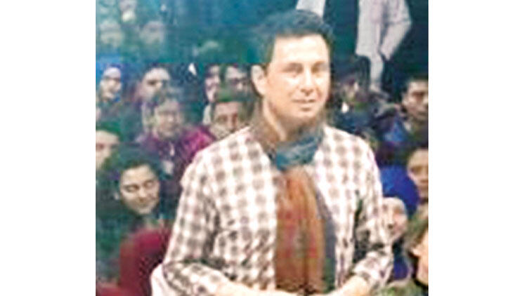 Dikkat ! Gardıropta Adnancı var!