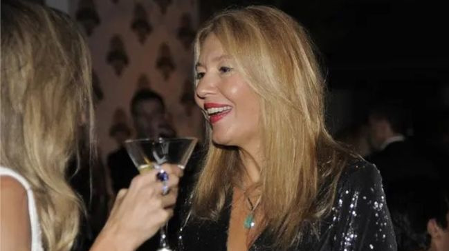 ‘Efendi ve köleleri’ pozu nedeniyle istifa etti