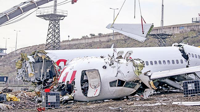 Enkaz parça parça kaldırılıyor