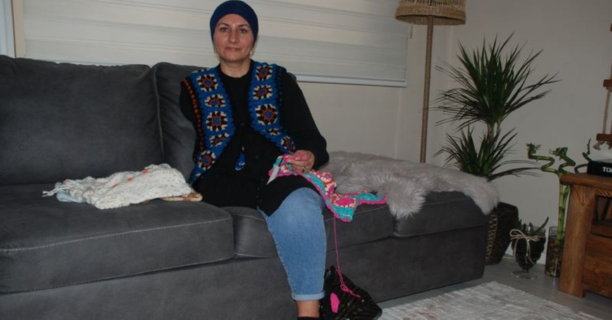 Felaketi yaşadı! Tek eliyle Elazığ için kazak örüyor!