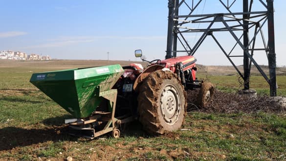 Gaz pedalı takılı kalınca kendi traktörünün altında kaldı!