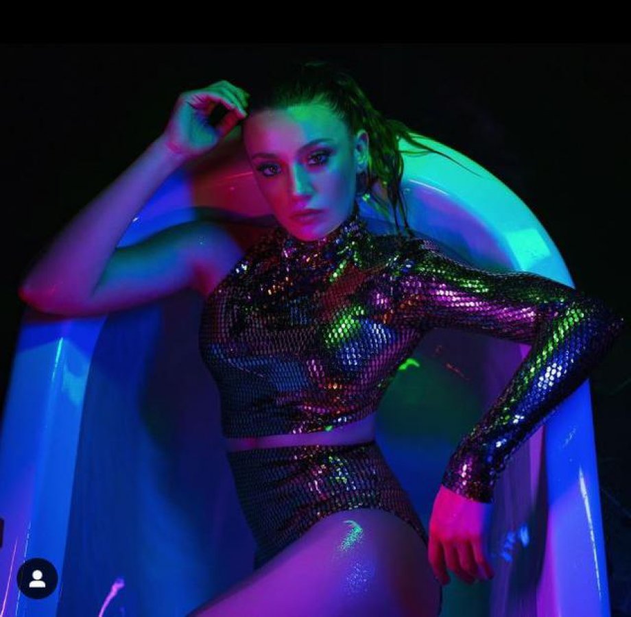 Gizem Karaca’dan küvet pozu