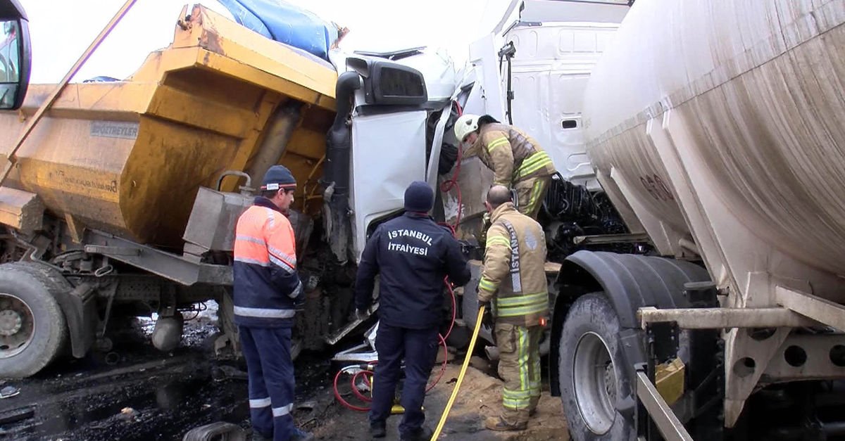 Hafriyat kamyonu ile tanker çarpıştı!