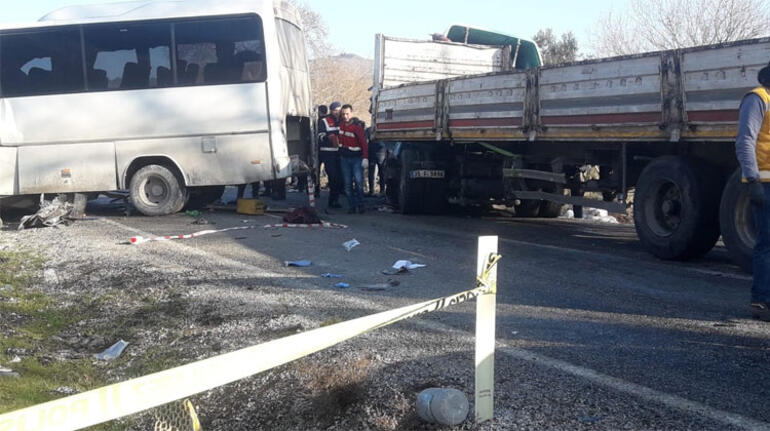 Son dakika haberler... İzmirde korkunç kaza: 4 ölü, 8 yaralı