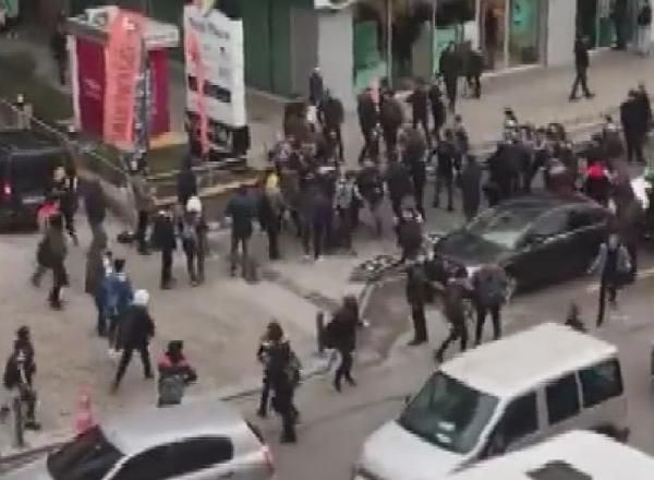Sultanbeyli'nde 50 lise öğrencisinin birbirine girdigi kavga kamerada -1