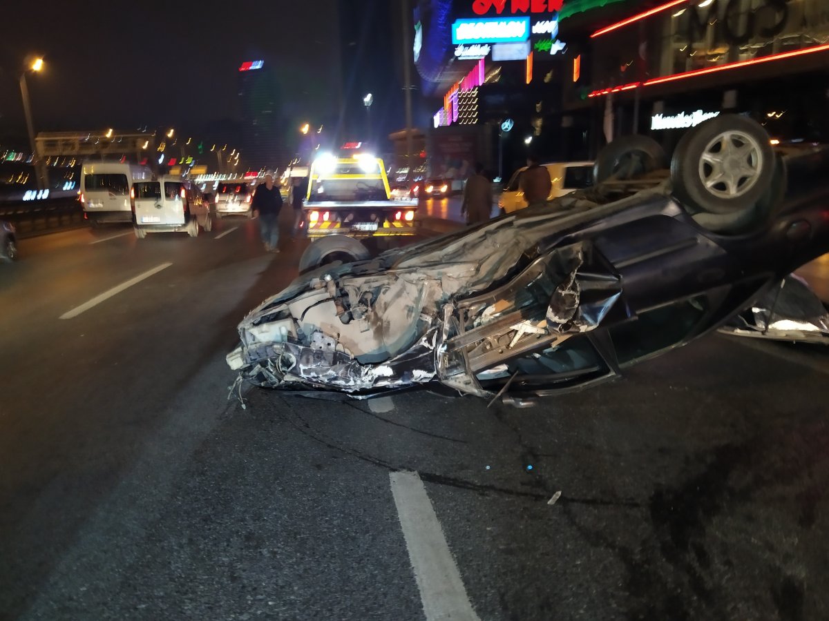 İstanbul’da direğe çarpan araç takla attı