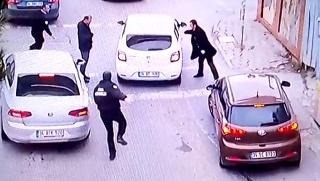 İstanbul’da kapkaççıların film sahnelerini aratmayan kaçışı! İşte o anlar…