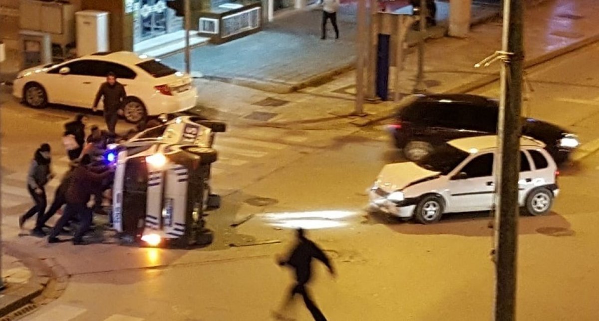 Kırmızı ışıkta geçti, polis aracına çarptı