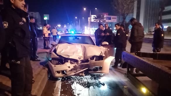 Lüks otomobil polislere dehşeti yaşattı! Ölümden döndüler