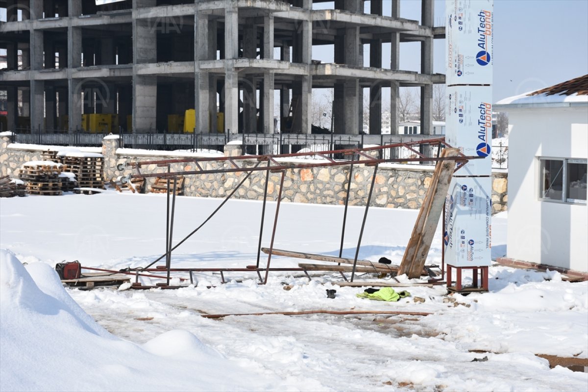 Malatya’da devrilen iskeleden düşen 2 işçi yaralandı