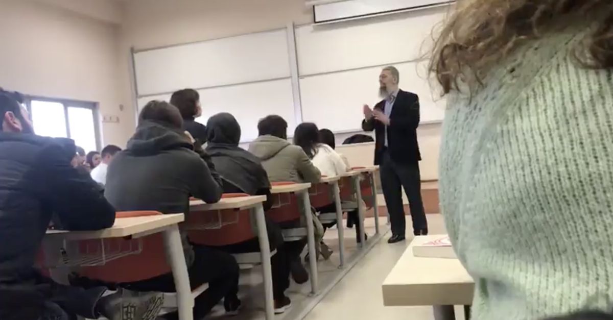O profesöre tepki! Öğrenciler sınıfı terk etti
