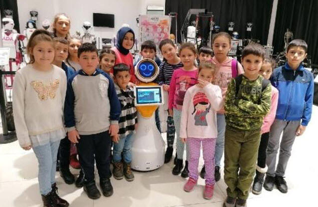 Öğrenciler karne hediyesi olarak robotla eğlendi