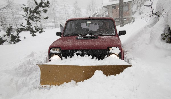 Rizeli muhtar karlı yolları kendi aracıyla açtı