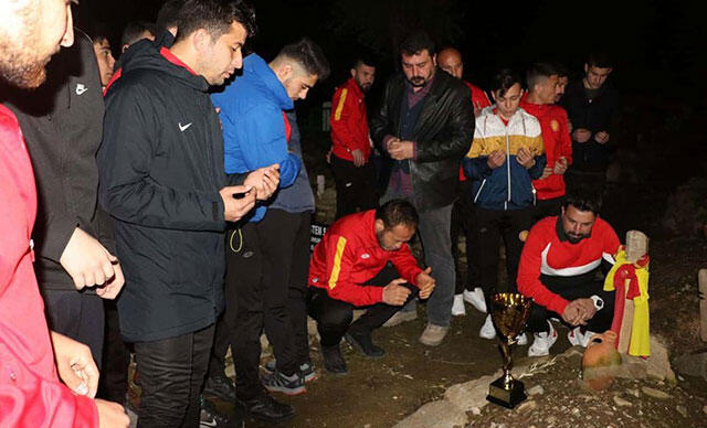 Şampiyon olup gece yarısı mezarlığa koştular