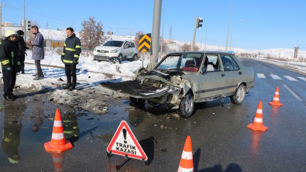 Sivas'ta trafik kazası: 3'ü çocuk 6 yaralı 