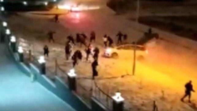 Sokaklar buz pisti! Araçlar kalabalığın arasına daldı