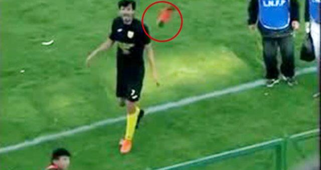 Top toplayıcı kramponunu tribüne atınca olanlar oldu