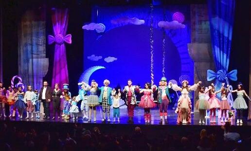 ‘Wolfie Harikalar Operasında’ sahnede