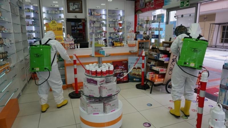 CHP’Lİ BAŞKANLAR 7/24 ÇALIŞIYOR İZMİT’TEKİ ECZANELERE, DEZENFEKTASYON DESTEĞİ