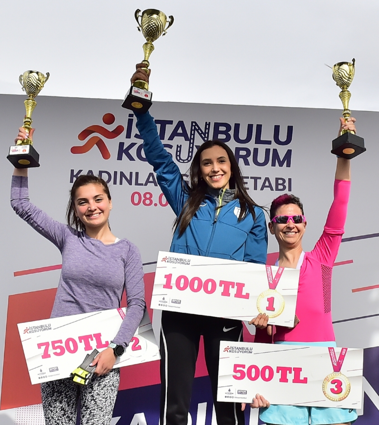 KADINLAR, GÜÇLÜ ADIMLARIYLA KADIKÖY’DE KOŞTU