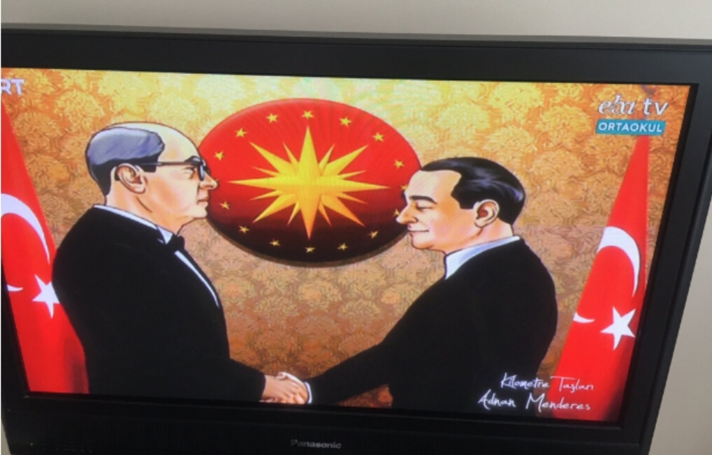 Eğitimin geldiği durum ortada millet aya bizler yaya AKP’nin uzaktan eğitimi: İlahiler dinletildi, Menderes’in idamı gösterildi