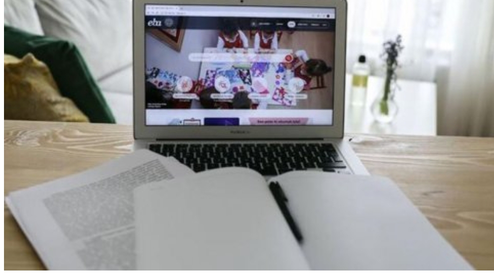 Eyvah eyvah! Uzaktan eğitime de Ensar gölgesi düştü EBA’da Ensar Vakfı bağlantılı hoca ders anlattı.