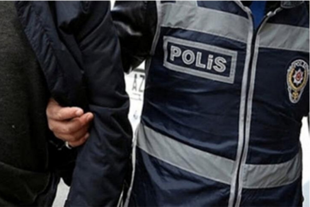 Yazan konuşan evinde alınıyor Erdoğan’ın kampanyasını eleştiren üniversite öğrencisi gözaltına alındı