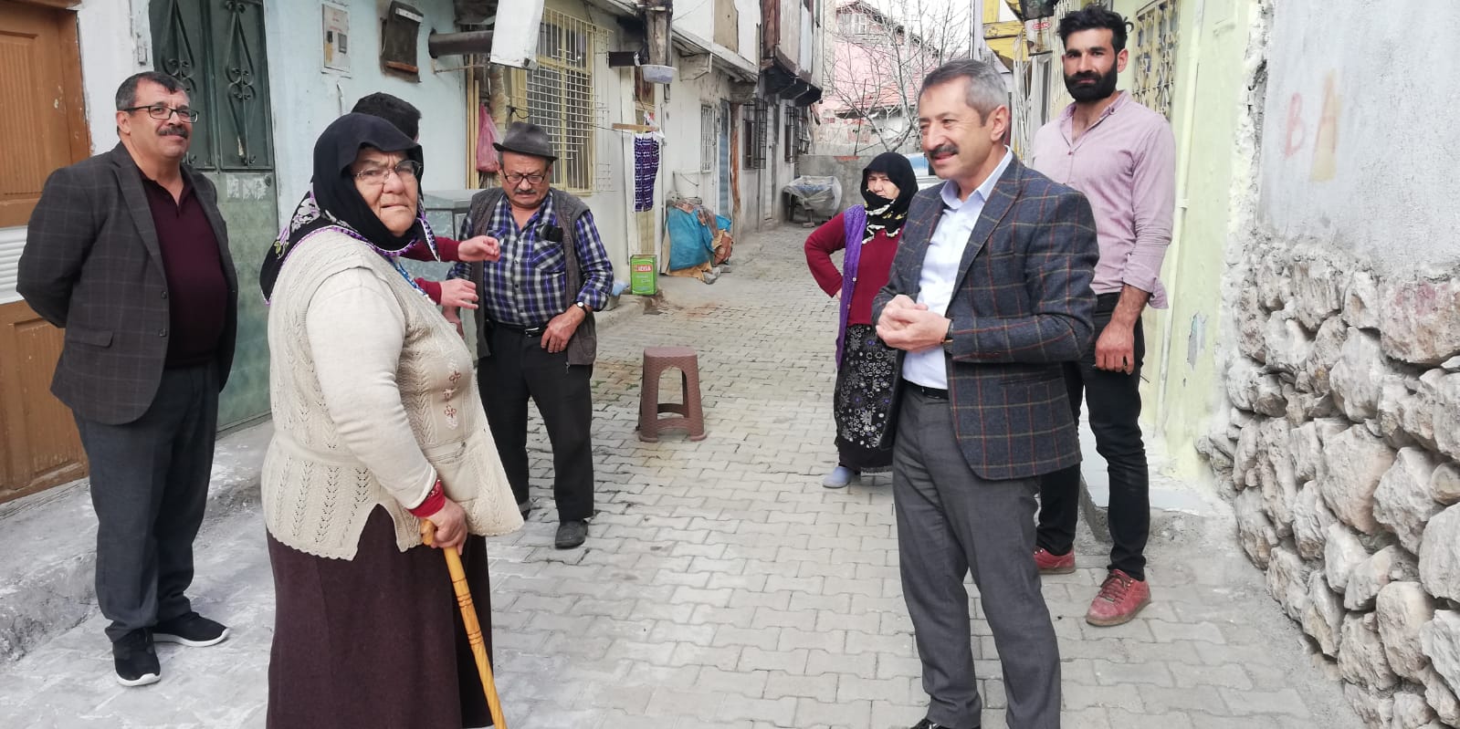 Zile CHP İlçe Başkanlığı Koronavirüs salgını nedeniyle 65 yaş üstü ailelere yöresel yiyecek kolilerini dağıtıyor