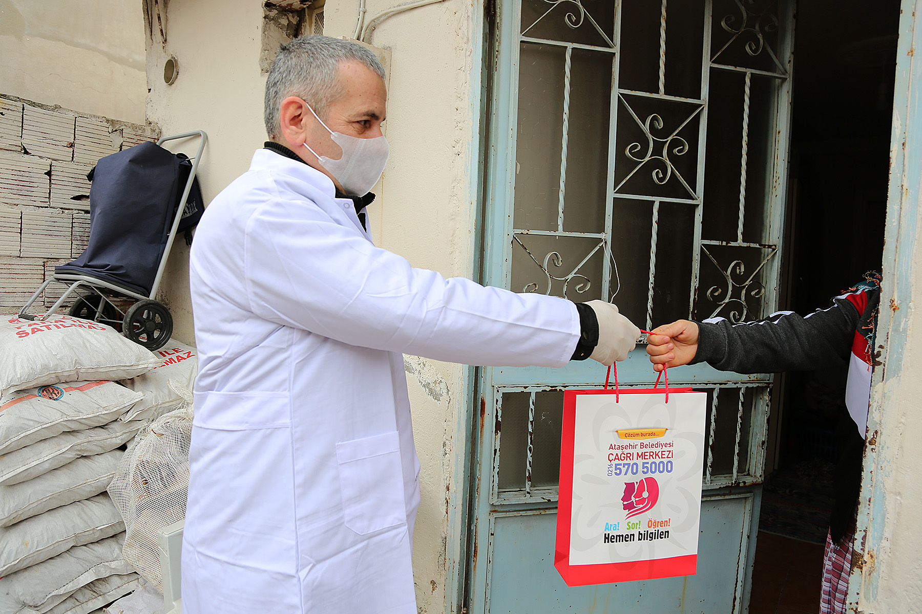 ATAŞEHİR’DE YAŞLILAR İÇİN YEMEK VE EKMEK HİZMETİ BAŞLADI