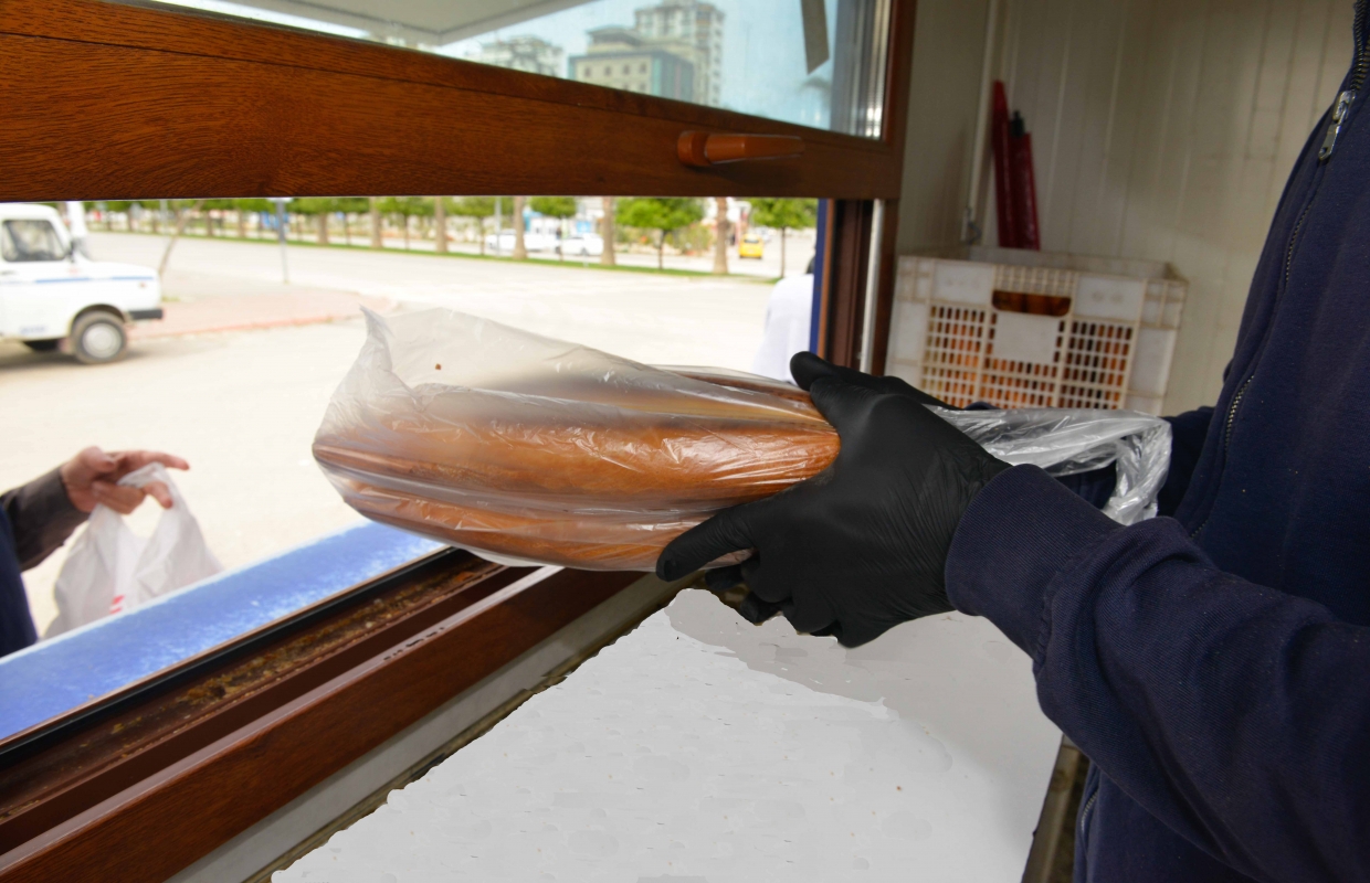 Ekmek büfelerinde hijyen hassasiyeti     Sırada beklerken 1 metre mesafe kuralı