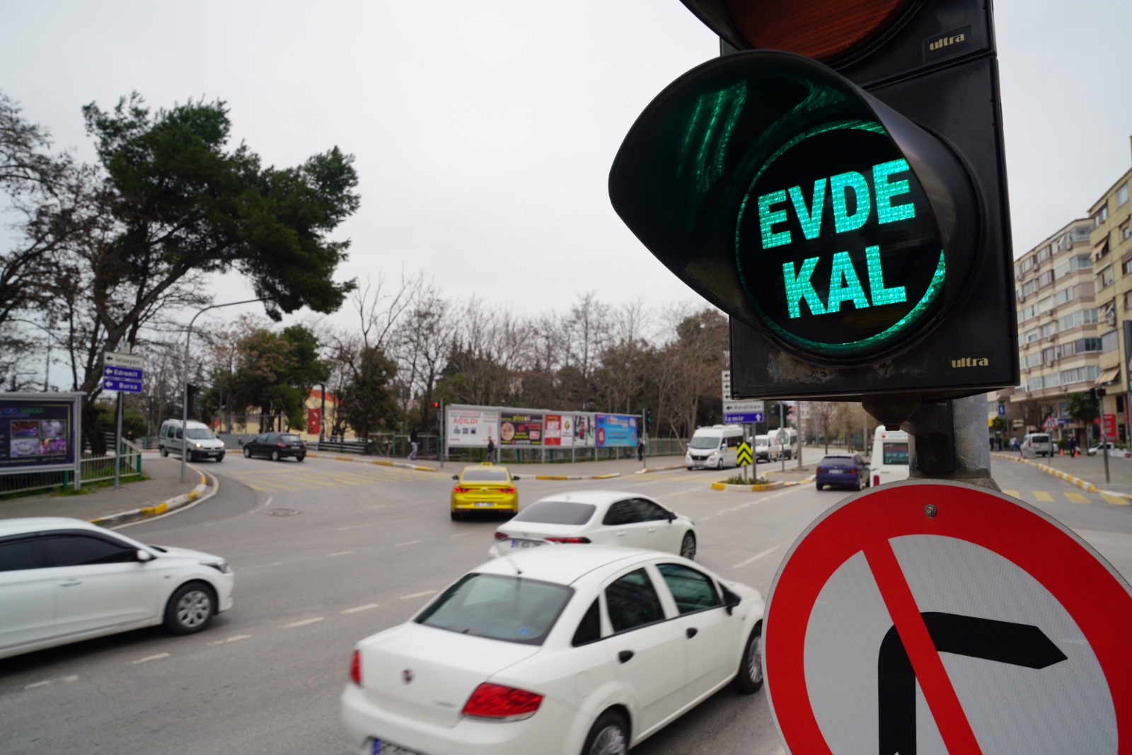 Balıkesir’de Trafik Işıklarında #EvdeKal Çağrısı