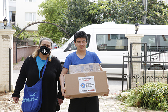 BÜYÜKŞEHİR’İN GIDA YARDIMI ARALIKSIZ DEVAM EDİYOR