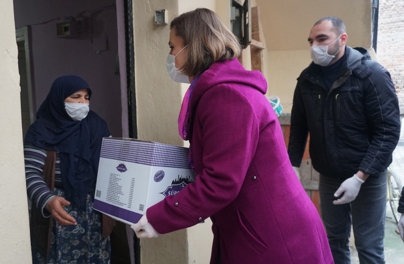 BAŞKAN HÜRRİYET İLK GIDA KOLİLERİNİ ELLERİYLE TESLİM ETTİ