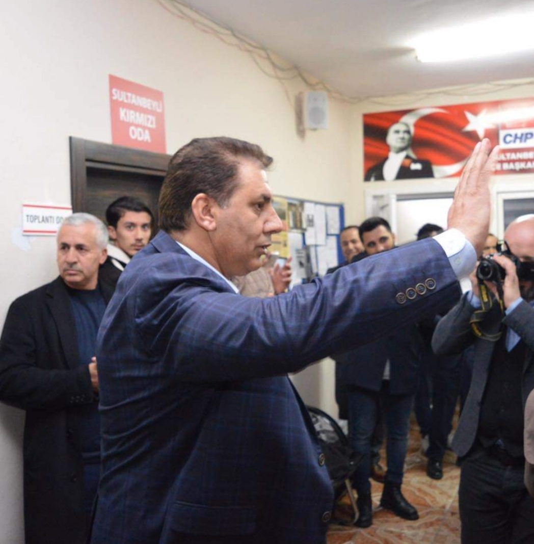 Sultanbeyli Kaymakamlığı önündeki insan kalabalığı dehşete düşürdü