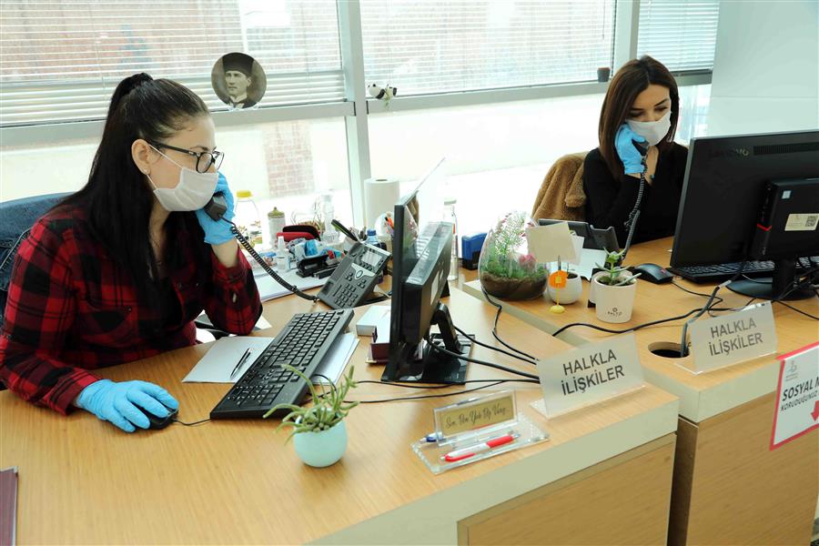 Bayraklı Belediyesi, kurduğu çağrı merkeziyle de, gece gündüz demeden vatandaşların taleplerine cevap veriyor.