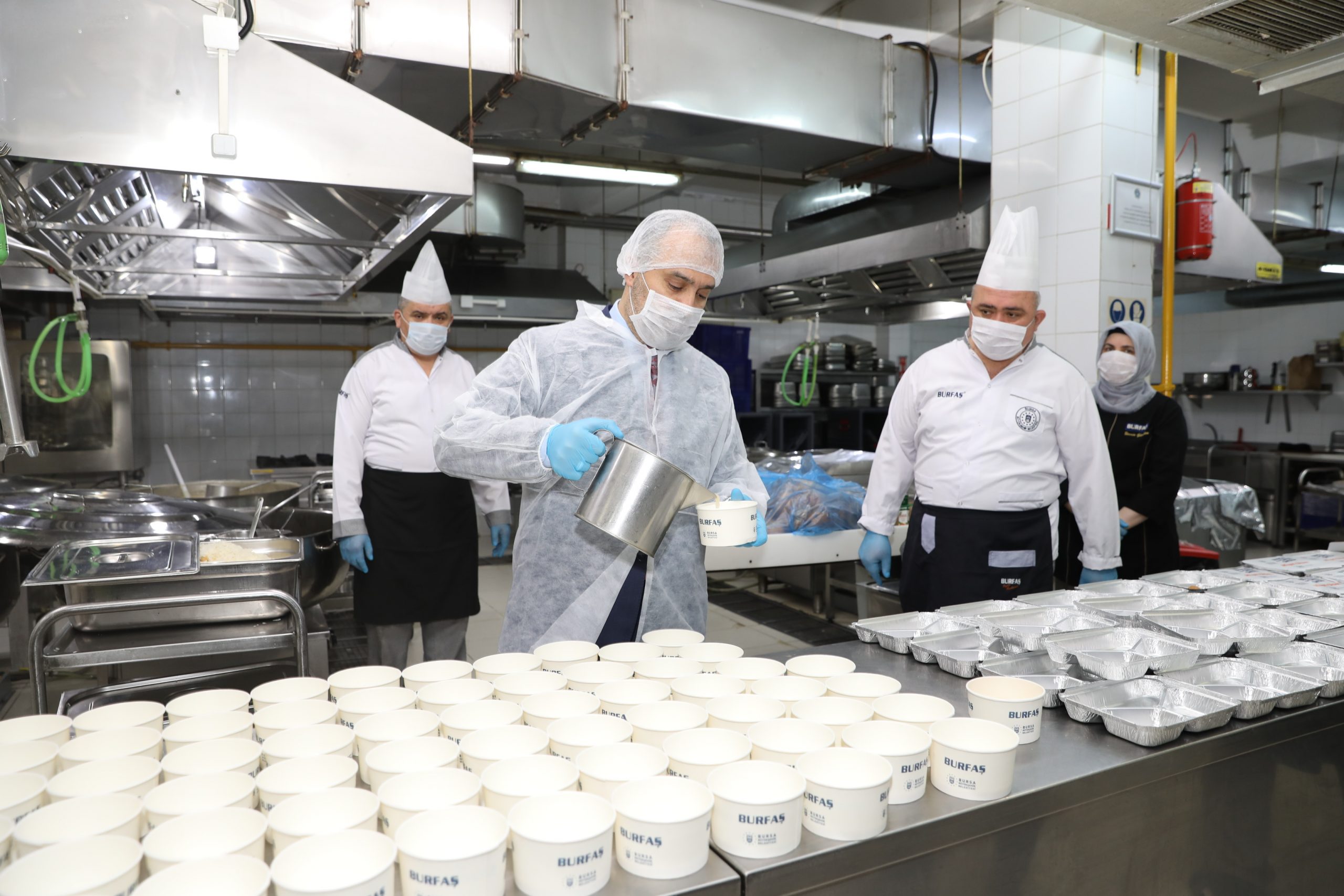 CHP’li Belediyelerin Aşevlerini kapatan AKP Hükümeti söz konusu kendi Belediyeleri olunca: Her gün 2500 kişiye 2 öğün sıcak yemek veriyor diyerek paylaşımda bulundu