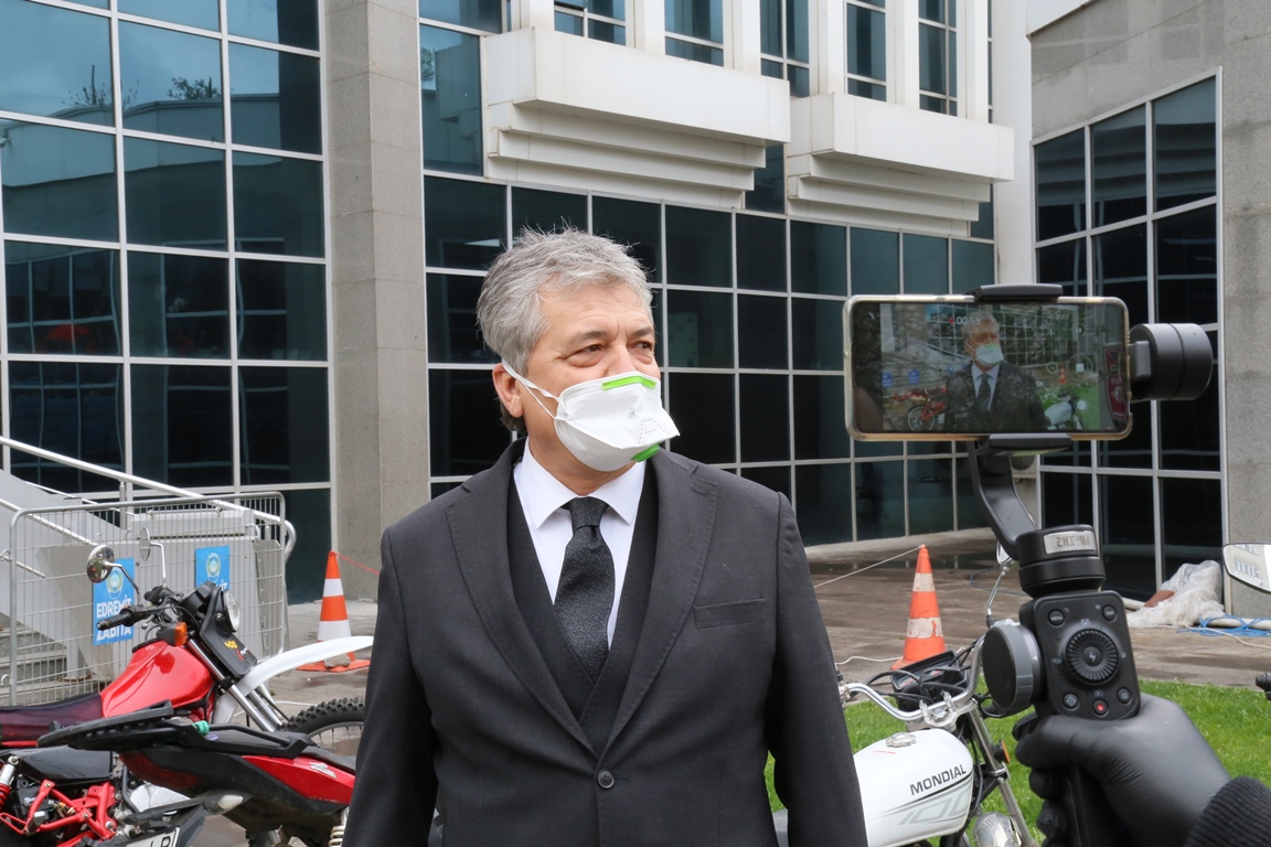 EDREMİT BELEDİYESİ DEZENFEKSİYON KABİNLERİ KURDU