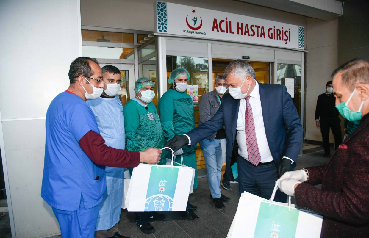 CHP’li Büyükşehir Belediyeleri Hızır gibi yetişiyor: Sağlık Çalışanlarına Hijyen Kiti